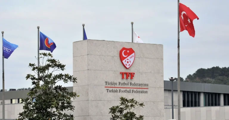 Galatasaray futbol takımının PFDK tarafından aldığı 1 milyon 240 bin TL para cezası ve seyirci yasakları ile ilgili haber görseli.