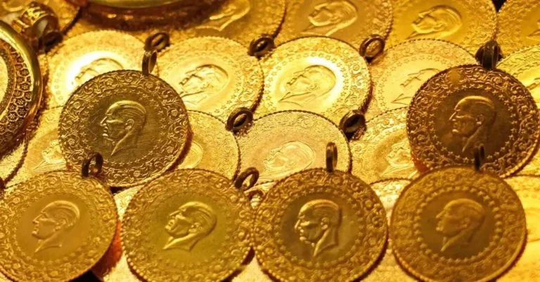 Altın fiyatlarının yükselişini gösteren grafik ve altın görselleri