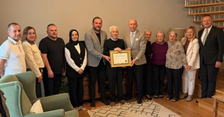 Prof. Dr. Yusuf Hamzaoğlu'na Balkanlar'a hizmetlerinden dolayı vefa beratı takdim edildiği an