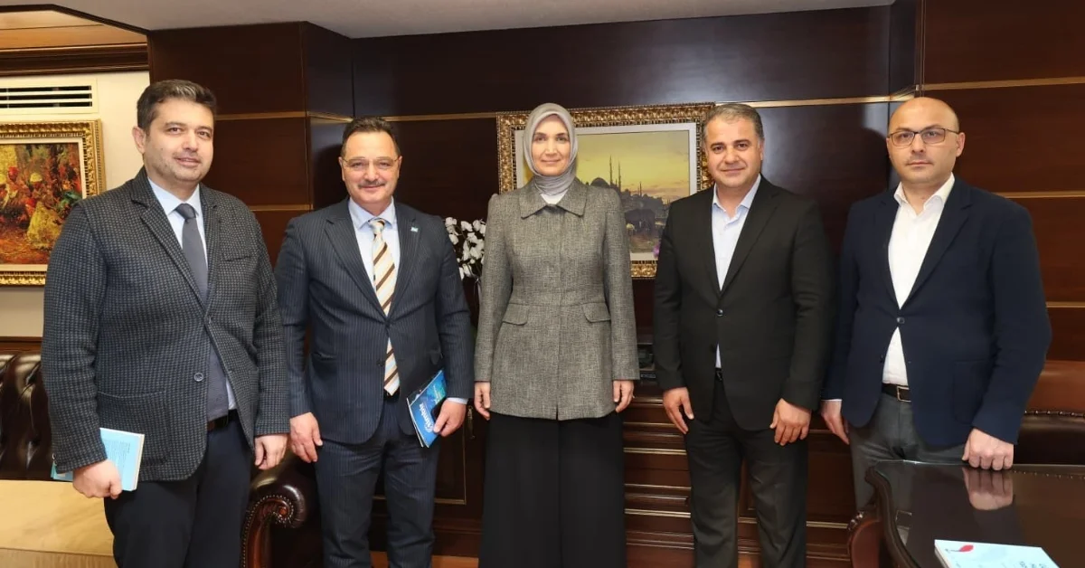 TİMBİR heyeti, İçişleri Bakan Yardımcısı Kübra Güran Yiğitbaşı ile dijital medya ve etik konularını görüşüyor.