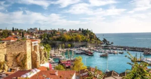 Antalya'da plajda güneşlenen turistler