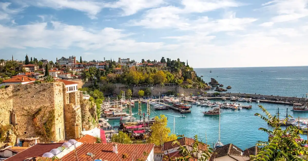 Antalya'da plajda güneşlenen turistler