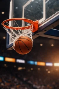 EuroLeague basketbol sahasında oyuncular mücadele ederken genel plan görünüm