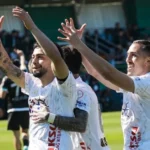 Erzurumspor futbolcuları ve taraftarları Süper Lig'e yükselmenin sevincini kutluyor.