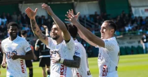 Erzurumspor futbolcuları ve taraftarları Süper Lig'e yükselmenin sevincini kutluyor.