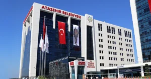 Ataşehir Belediyesi'nde rüşvet soruşturması kapsamında tutuklanan belediye binası önü