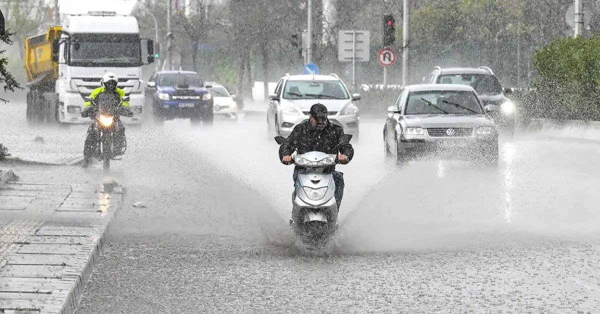 Meteoroloji'den 6 il için kuvvetli yağış uyarısı yapıldı, ani sel ve su baskınlarına karşı tedbirli olunması istendi.