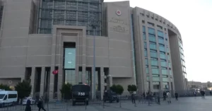 Derbi maçında karaborsa bilet satışı yapanlara yönelik operasyonda gözaltına alınan şüpheliler