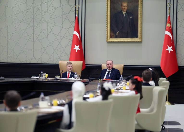 Cumhurbaşkanı Erdoğan, 23 Nisan Ulusal Egemenlik ve Çocuk Bayramı kutlamaları kapsamında TBMM'de çocuklarla bir araya geldi.