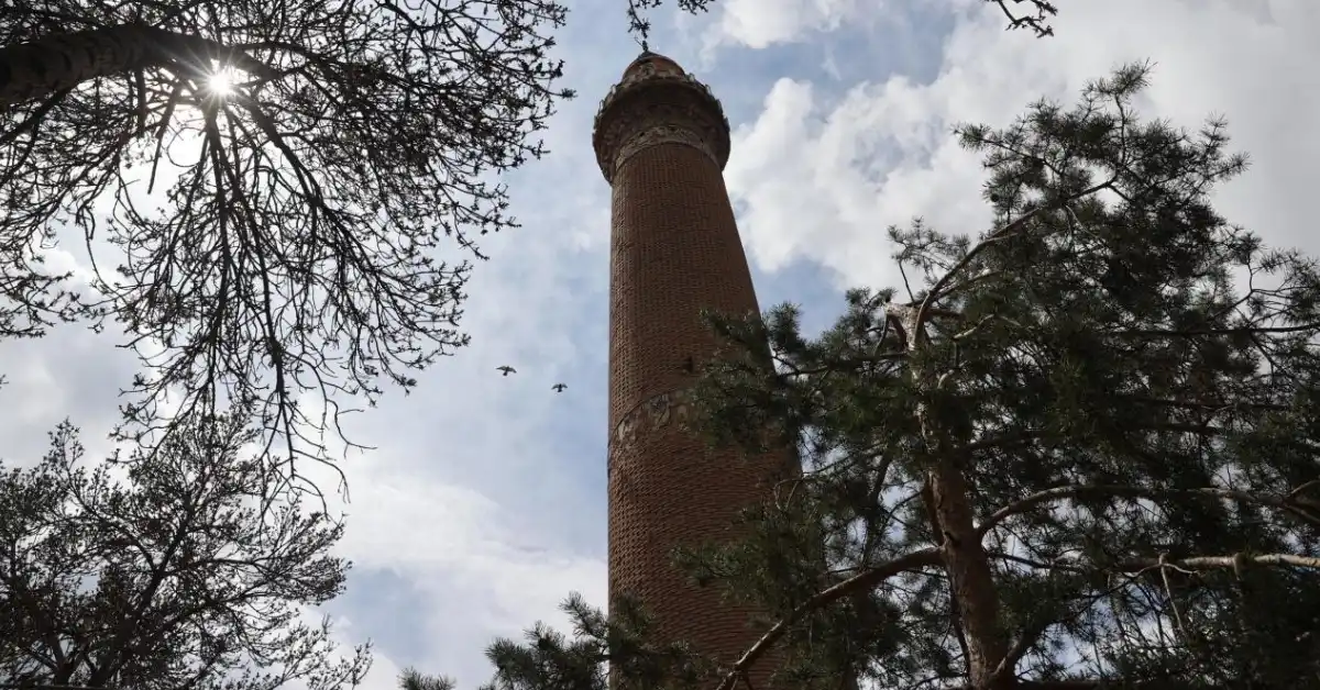 Sivas Ulu Cami'nin eğik minaresi deprem güçlendirme çalışmaları