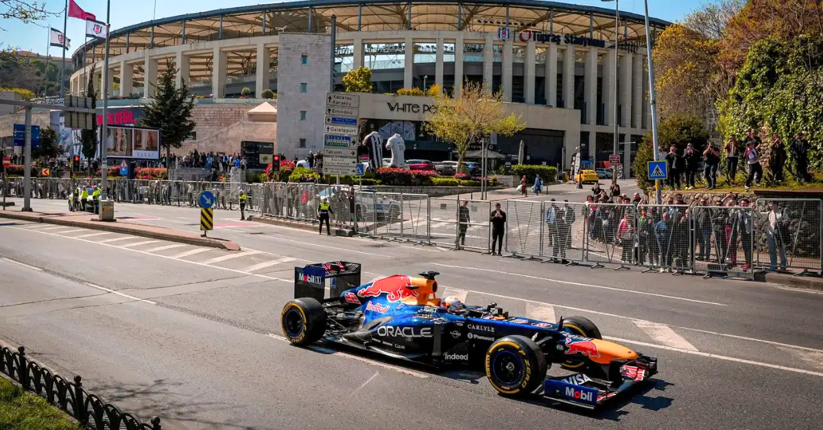Formula 1 logosu ve İstanbul Park pistinin havadan görünümü