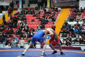 Kars'ta düzenlenen U15 Türkiye Güreş Şampiyonası'nda mücadele eden genç pehlivanlar