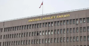 Deprem ihalelerinde dolandırıcılık yapan 12 sanığa toplam 847 milyon TL ceza kesildi.