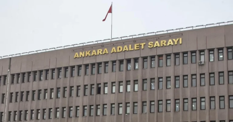 Deprem ihalelerinde dolandırıcılık yapan 12 sanığa toplam 847 milyon TL ceza kesildi.