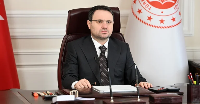 Adalet Bakanı Akın Gürlek yapay zekanın hukuk sistemindeki rolünü değerlendiriyor.