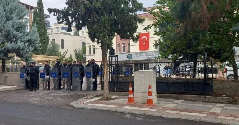 Halfeti Belediyesi'nde yolsuzluk ve rüşvet soruşturması kapsamında tutuklanan zanlılar