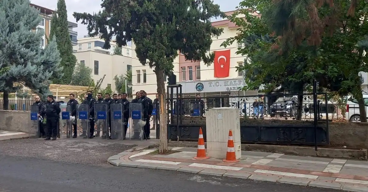 Halfeti Belediyesi'nde yolsuzluk ve rüşvet soruşturması kapsamında tutuklanan zanlılar