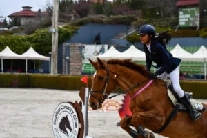 Defne Turasan'ın Ankara'daki binicilik şampiyonasında birincilik kupasını tuttuğu an