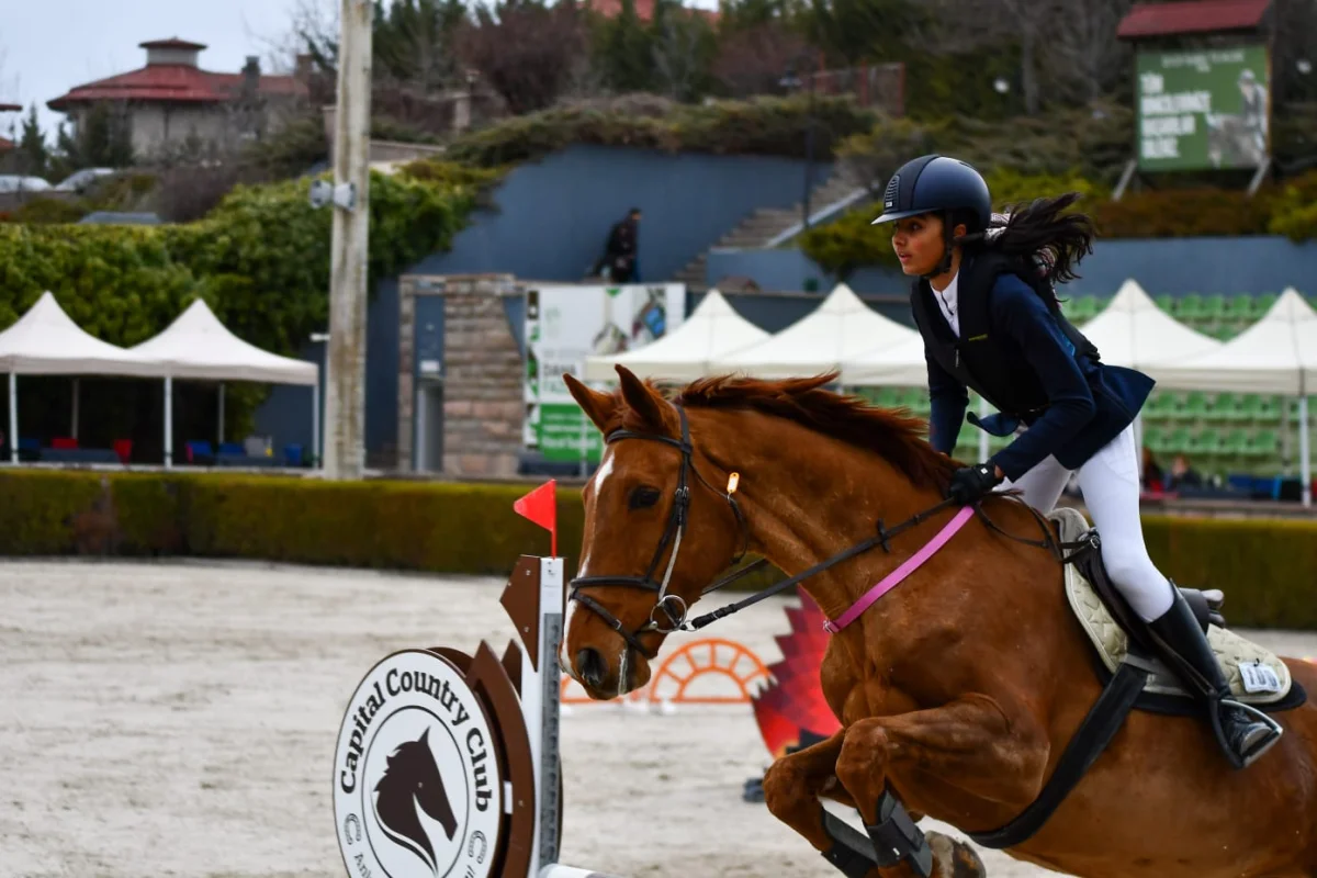 Defne Turasan'ın Ankara'daki binicilik şampiyonasında birincilik kupasını tuttuğu an