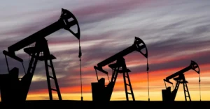 Brent petrol varil fiyatının 103 doları aştığını gösteren grafik ve jeopolitik gerilimi simgeleyen görseller.