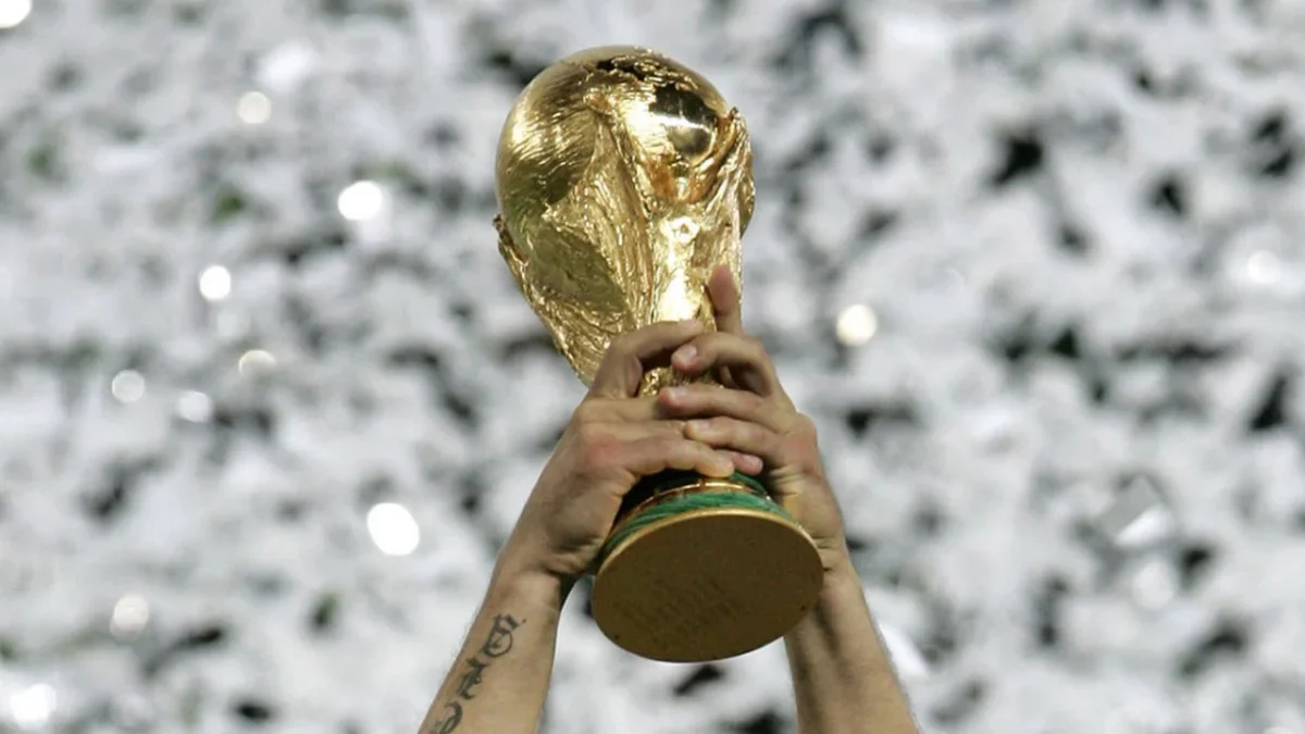 Dünya Kupası'nda futbolcuların hakem kararlarına saygı göstermesini teşvik eden yeni disiplin kurallarını gösteren görsel