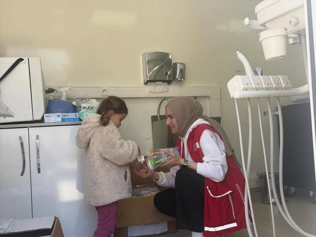 Ankara'nın Çubuk ilçesine bağlı Kuruçay Mahallesi'nde mobil diş kliniği hizmeti ve çevre düzenlemesi yapıldı.