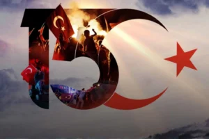 Gençler, demokrasi ve milli birlik temalı panel için Bursa'da bir araya geliyor, hazırladıkları bildirileri sunuyorlar.