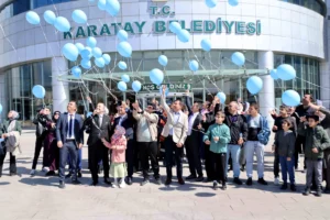 Konya Karatay'da otizm farkındalığı için gökyüzüne mavi balonlar bırakıldı.
