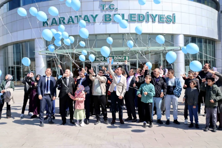Konya Karatay'da otizm farkındalığı için gökyüzüne mavi balonlar bırakıldı.