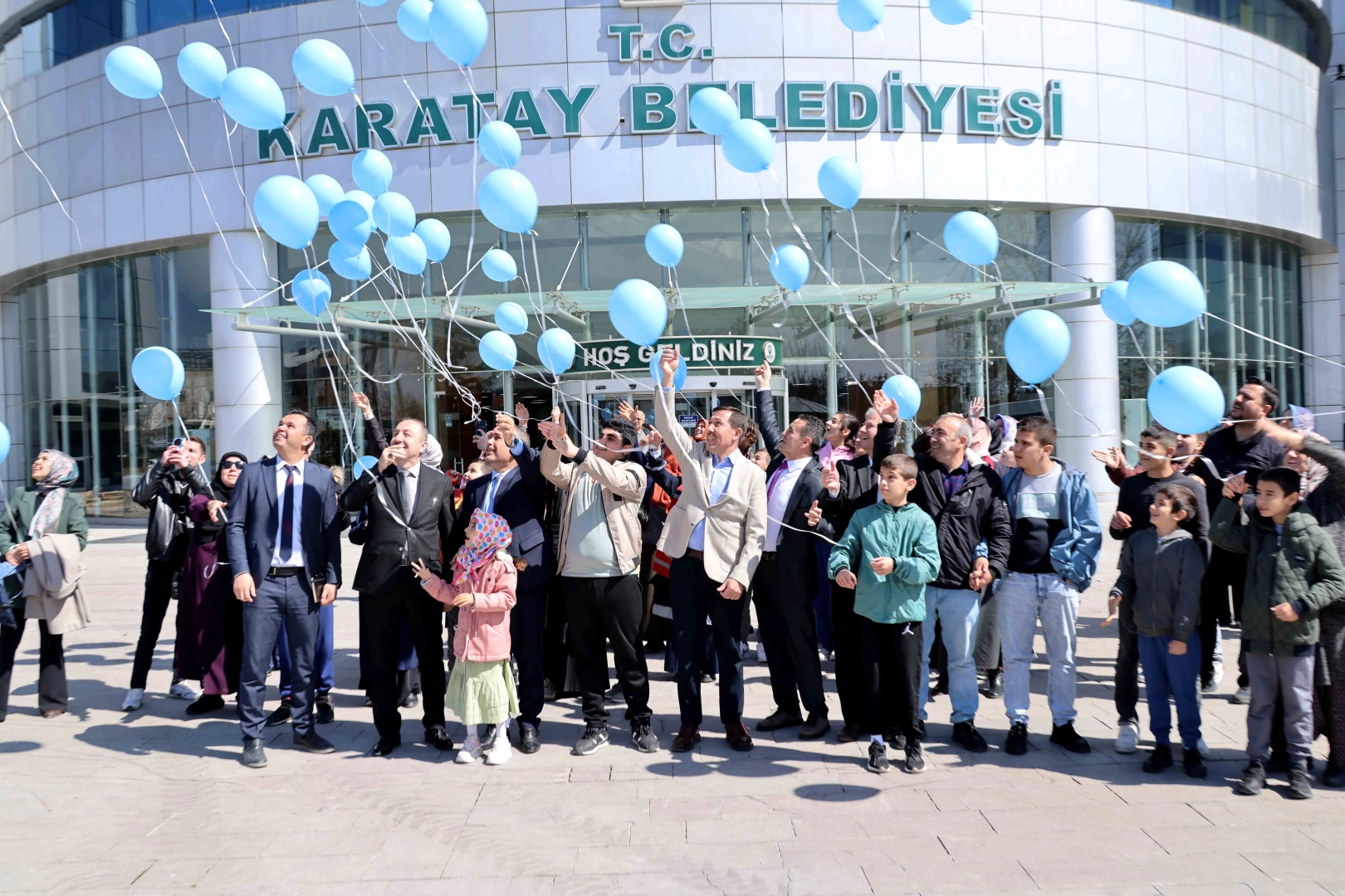 Konya Karatay'da otizm farkındalığı için gökyüzüne mavi balonlar bırakıldı.