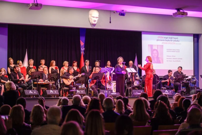 İzmir'de düzenlenen otizm farkındalık konserinde kırmızı giysiler ve kırmızı güllerle anlamlı mesajlar verildi.