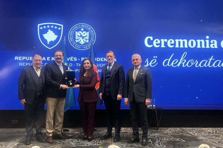 TOBB Başkanı Rifat Hisarcıklıoğlu, Kosova Cumhurbaşkanı Vjosa Osmani tarafından Cumhurbaşkanlığı Liyakat Madalyası ile ödüllendirildi.