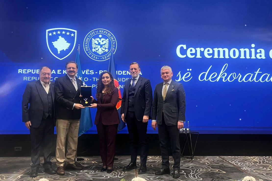 TOBB Başkanı Rifat Hisarcıklıoğlu, Kosova Cumhurbaşkanı Vjosa Osmani tarafından Cumhurbaşkanlığı Liyakat Madalyası ile ödüllendirildi.