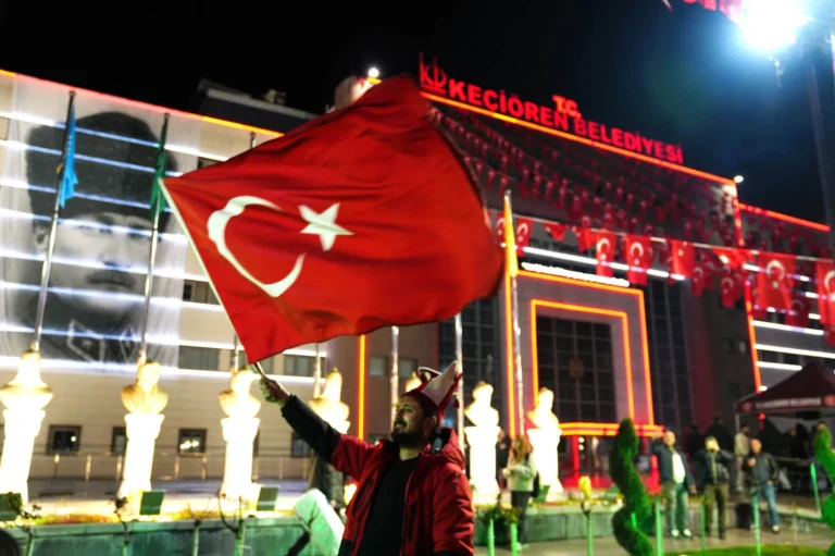 Keçiören'de A Milli Takım'ın Dünya Kupası'na katılma zaferi dev ekrandan coşkuyla kutlandı.