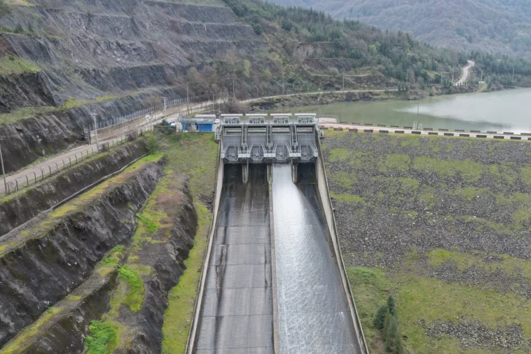 Kocaeli'de sağanak sonrası Yuvacık Barajı'ndan Sapanca Gölü'ne su aktarımı