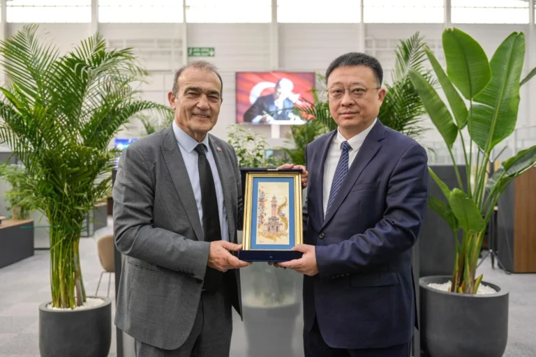 İzmir ve Qingdao belediye yetkilileri kentsel iş birliği fırsatlarını görüşüyor.