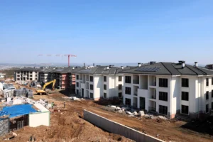 Kocaeli Kartepe Kent Konut Evleri projesinde tamamlanan kaba inşaat görünüyor.