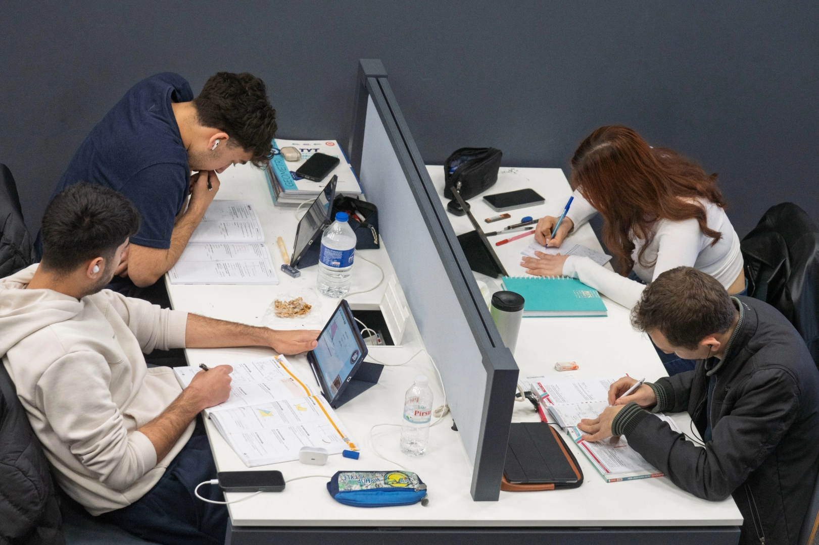 İzmir'deki bir kütüphanede ders çalışan gençler