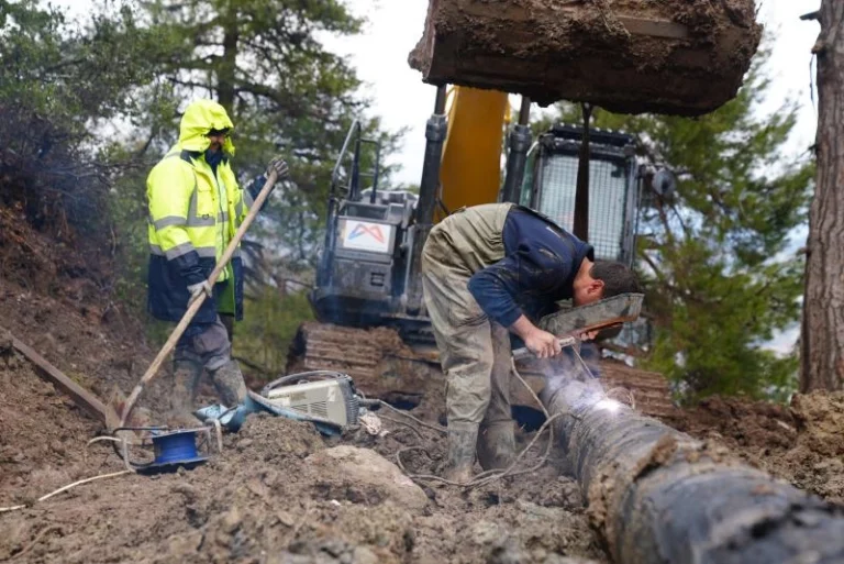 Mersin'de heyelan sonrası hasar gören içme suyu hattına MESKİ ekiplerinin müdahalesi.