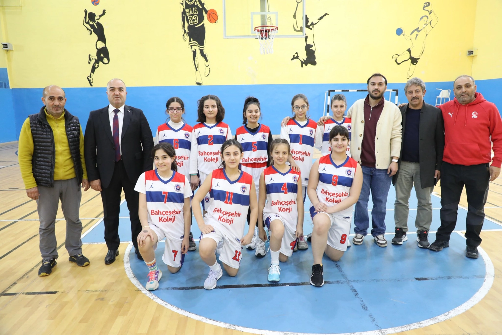 Ağrı'da Okul Sporları Basketbol Grup Birinciliği açılış töreni ve mücadele eden sporcular