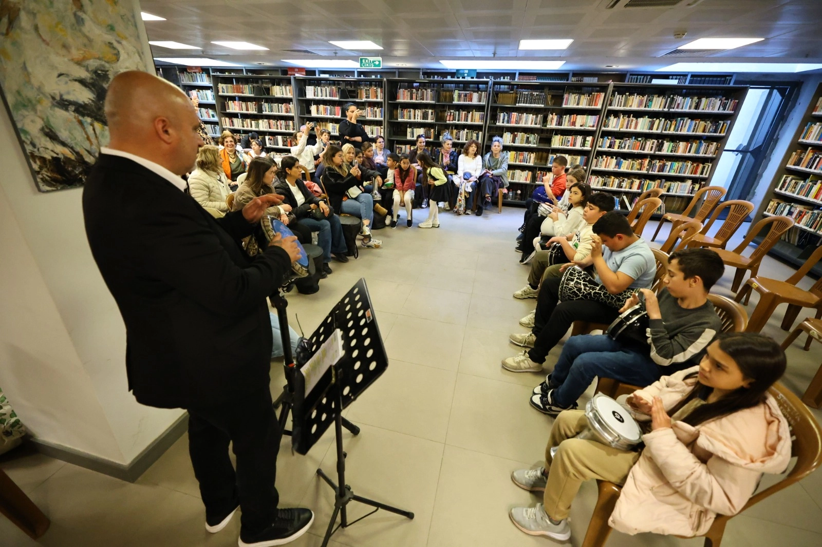 Efes Selçuk'ta 62. Kütüphane Haftası kapsamında düzenlenen müzik ve sanat etkinliklerinden bir kesit.