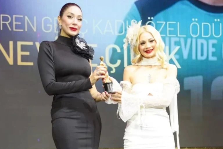 Nevide Çiçek Raffles'ta İlham Veren Genç Kadın Özel Ödülü'nü alırken