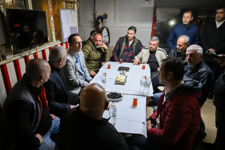 Bornova Belediye Başkanı Ömer Eşki minibüsçülerle bir araya geldi