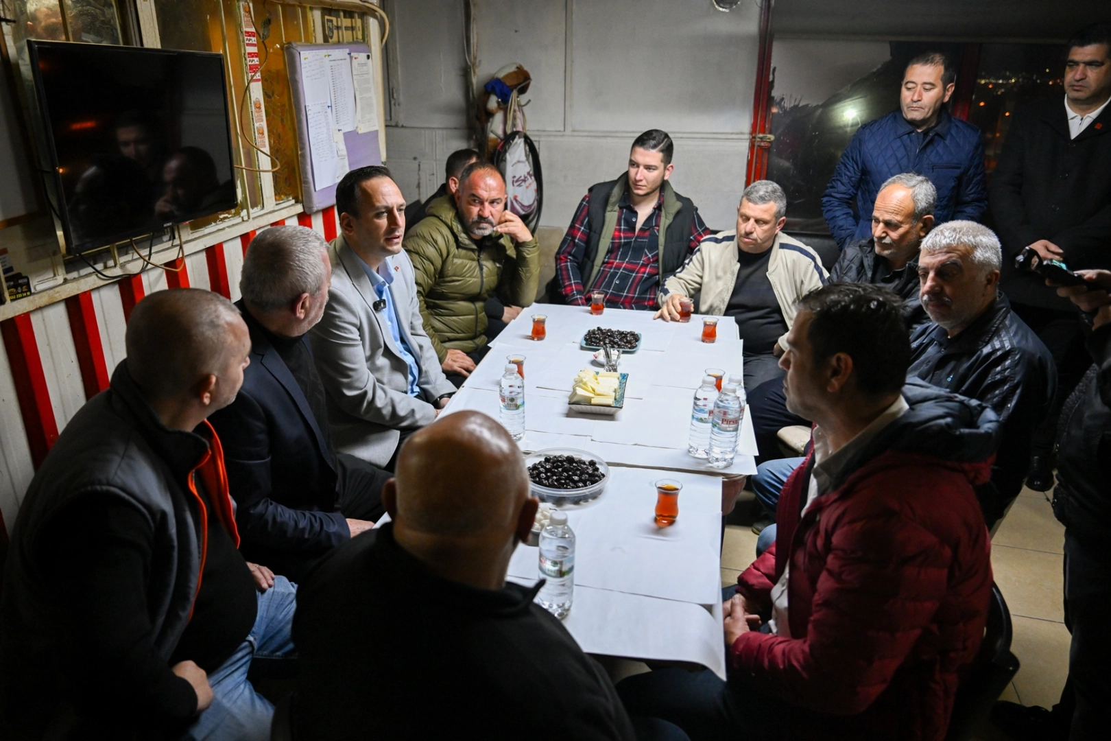 Bornova Belediye Başkanı Ömer Eşki minibüsçülerle bir araya geldi