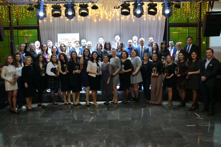 Çağdaş Eğitim Kooperatifi çalışanları kıdem töreninde bir arada.