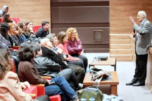 Prof. Dr. Önder Küçükerman, Gebze Teknik Üniversitesi'nde endüstriyel tasarım üzerine öğrencilerle bir söyleşi gerçekleştirdi.