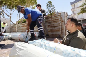 Antalya Kumluca'da hortum sonrası zarar gören seralara sera naylonu desteği