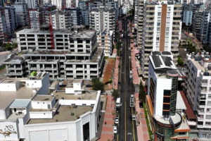 Mersin Mezitli'de sıcak asfaltla yenilenen 600 metrelik yol