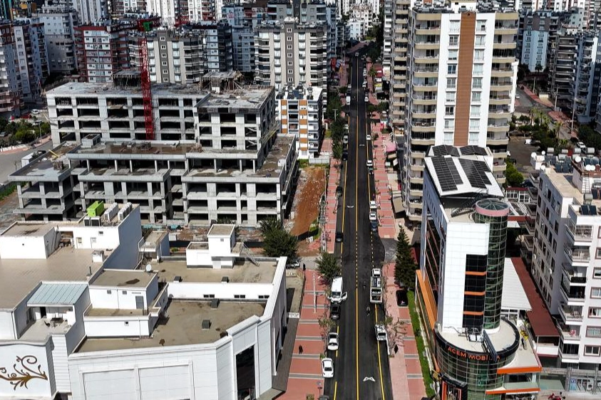 Mersin Mezitli'de sıcak asfaltla yenilenen 600 metrelik yol