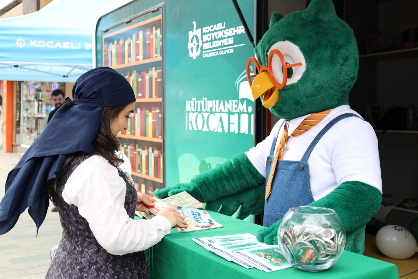 İzmit sokaklarında roman karakterlerinin geçidi ve halkla buluşması.